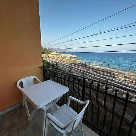 La Via Sul Mare Apartment บอร์ดิเกรา ภายนอก รูปภาพ