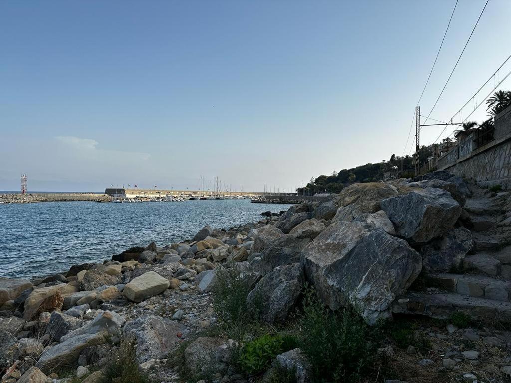 La Via Sul Mare Apartment บอร์ดิเกรา ภายนอก รูปภาพ